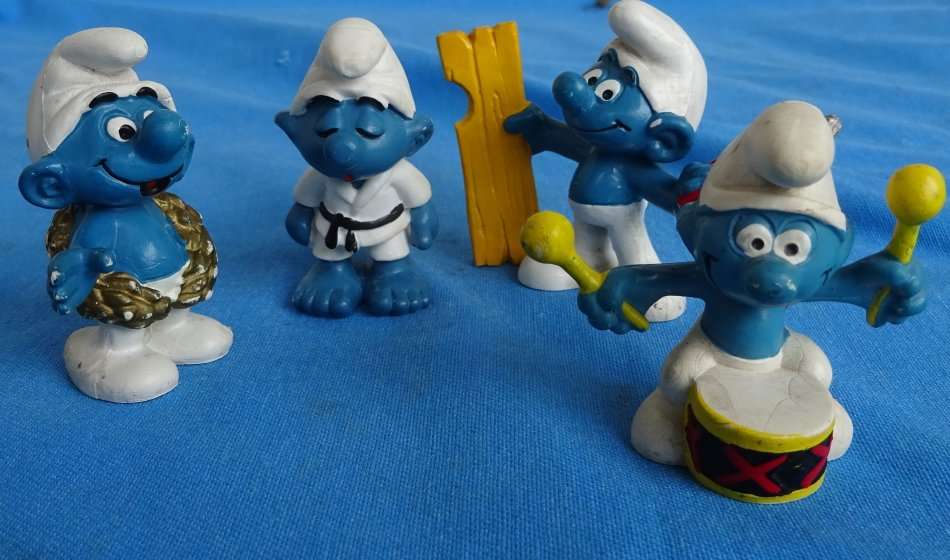 4 different Peyo Schleich Bully Smurfs  (11c/48)