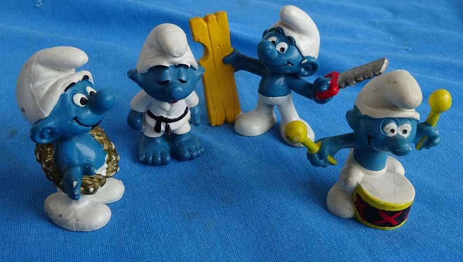 4 different Peyo Schleich Bully Smurfs  (11c/48)