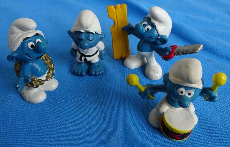 4 different Peyo Schleich Bully Smurfs  (11c/48)