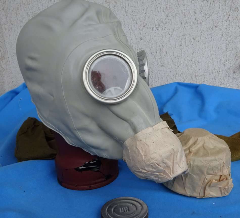 Original east german army NVA Gas Mask with Filter and Bag (12c/18)