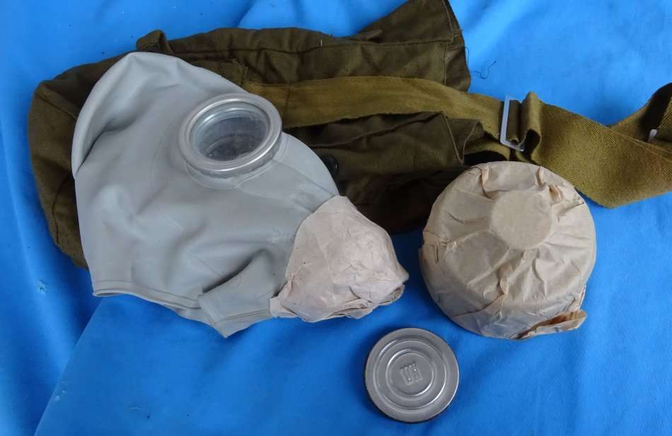 Original east german army NVA Gas Mask with Filter and Bag (12c/18)