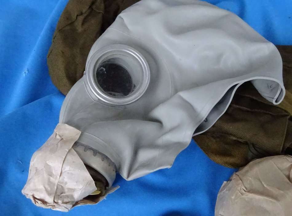 Original east german army NVA Gas Mask with Filter and Bag (12c/18)