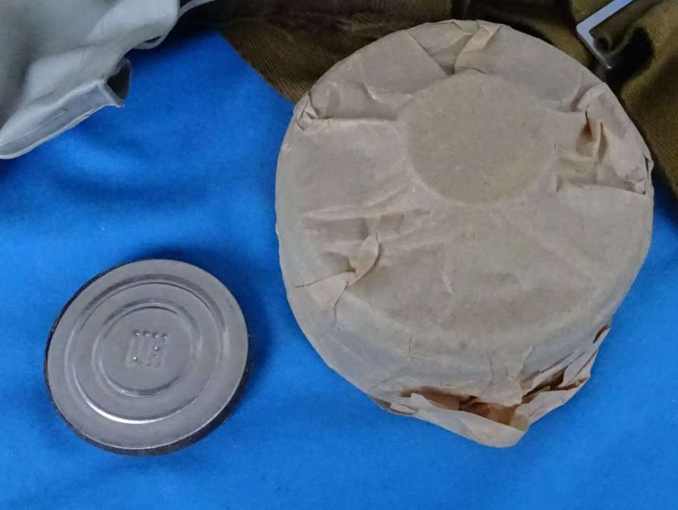 Original east german army NVA Gas Mask with Filter and Bag (12c/18)