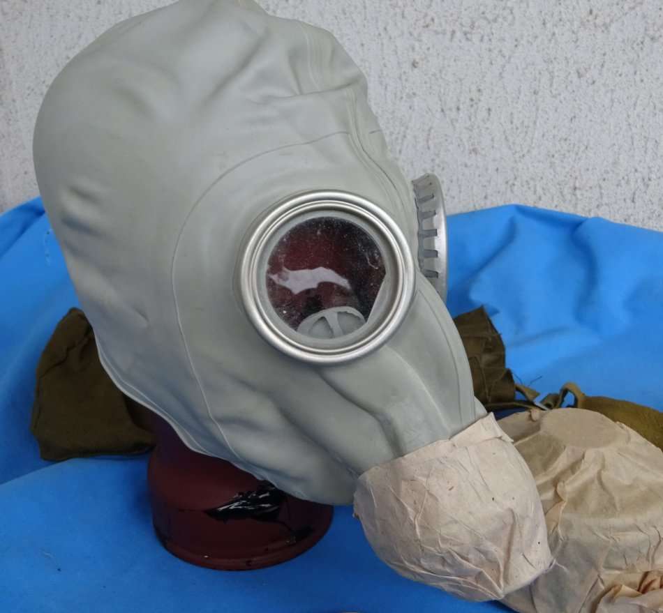 Original east german army NVA Gas Mask with Filter and Bag (12c/18)