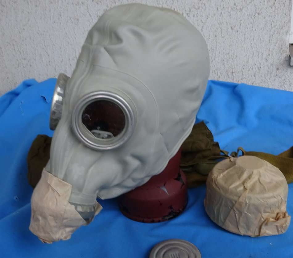 Original east german army NVA Gas Mask with Filter and Bag (12c/18)