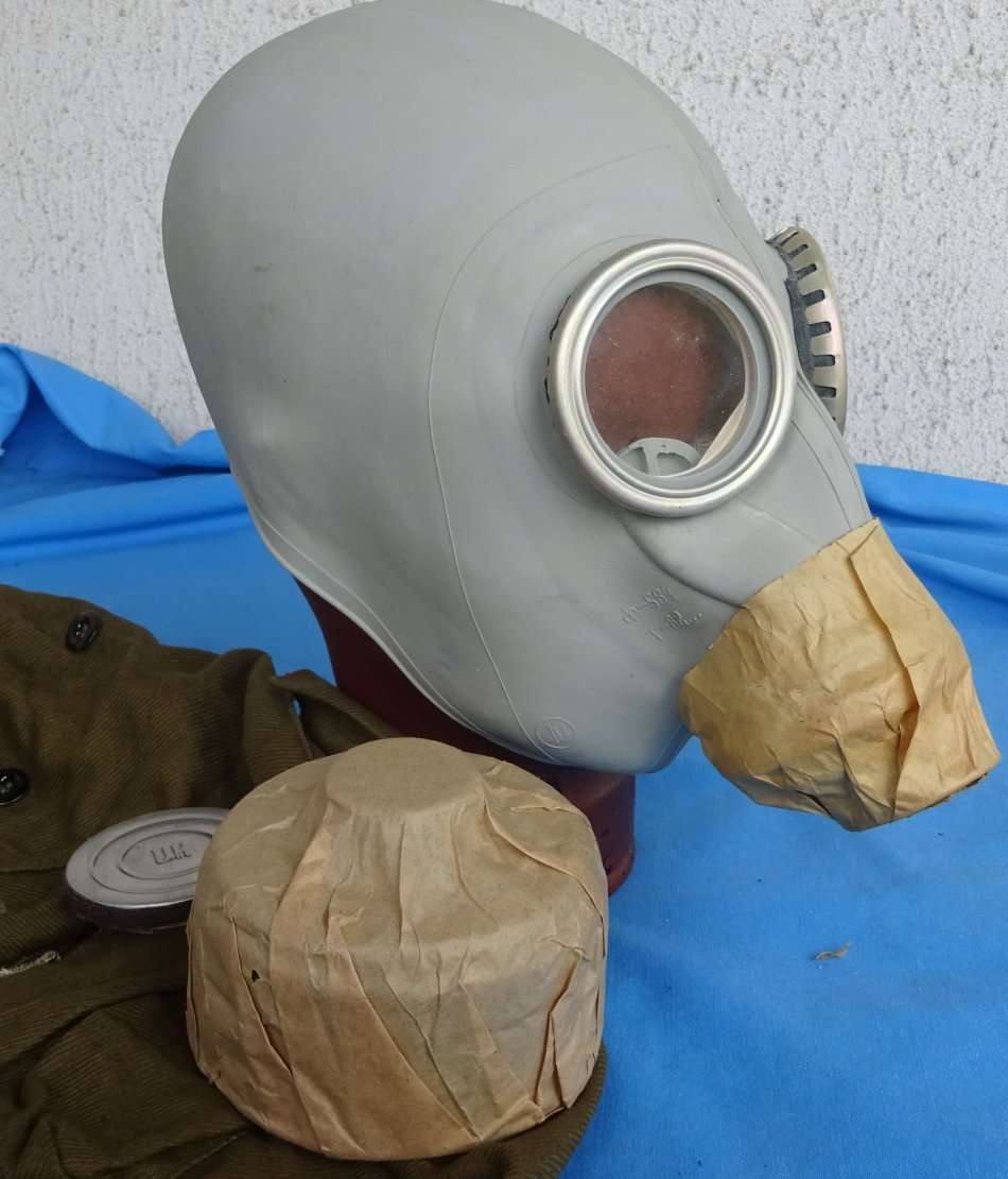 Original east german army NVA Gas Mask with Filter and Bag (13c/20)