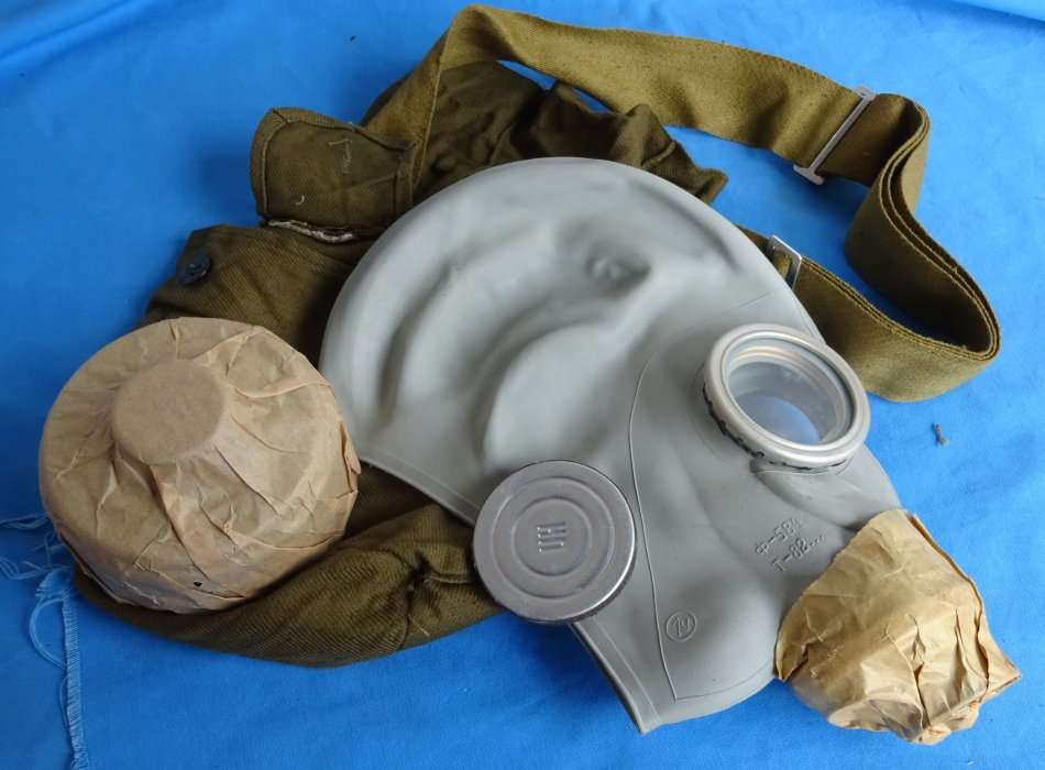 Original east german army NVA Gas Mask with Filter and Bag (13c/20)