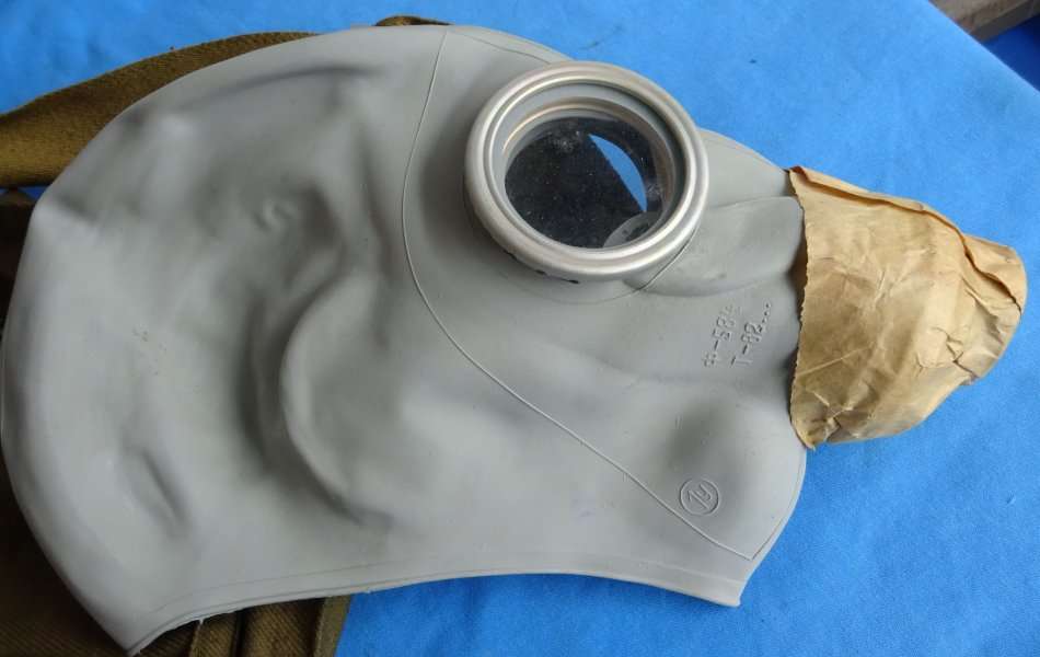 Original east german army NVA Gas Mask with Filter and Bag (13c/20)
