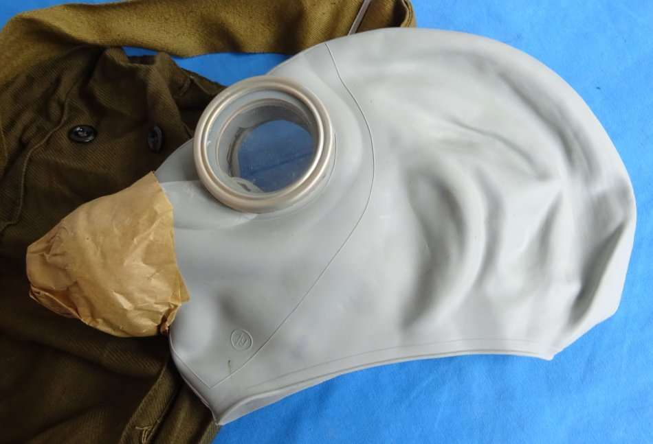 Original east german army NVA Gas Mask with Filter and Bag (13c/20)
