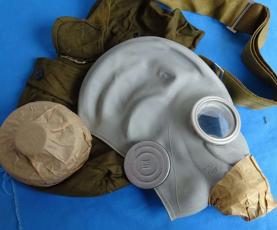 Original east german army NVA Gas Mask with Filter and Bag (13c/20)