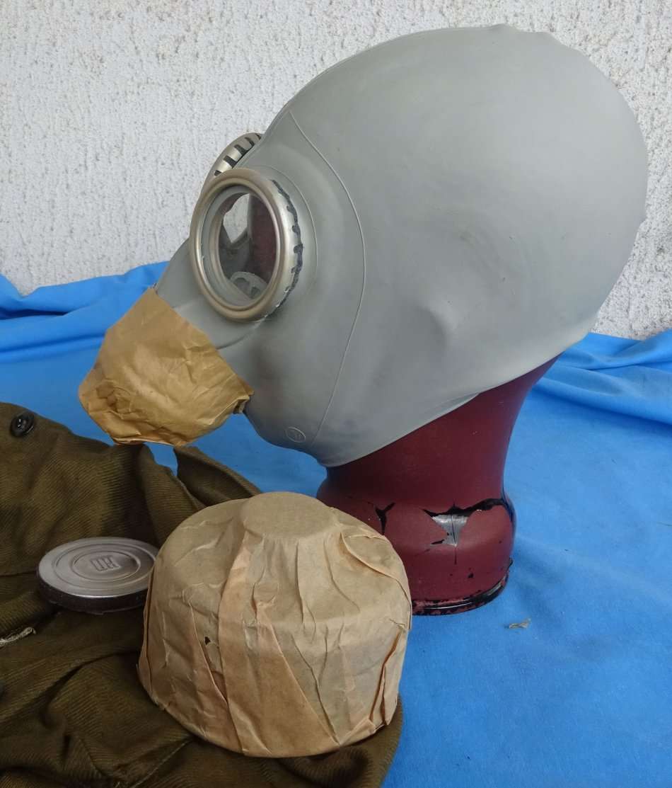 Original east german army NVA Gas Mask with Filter and Bag (13c/20)
