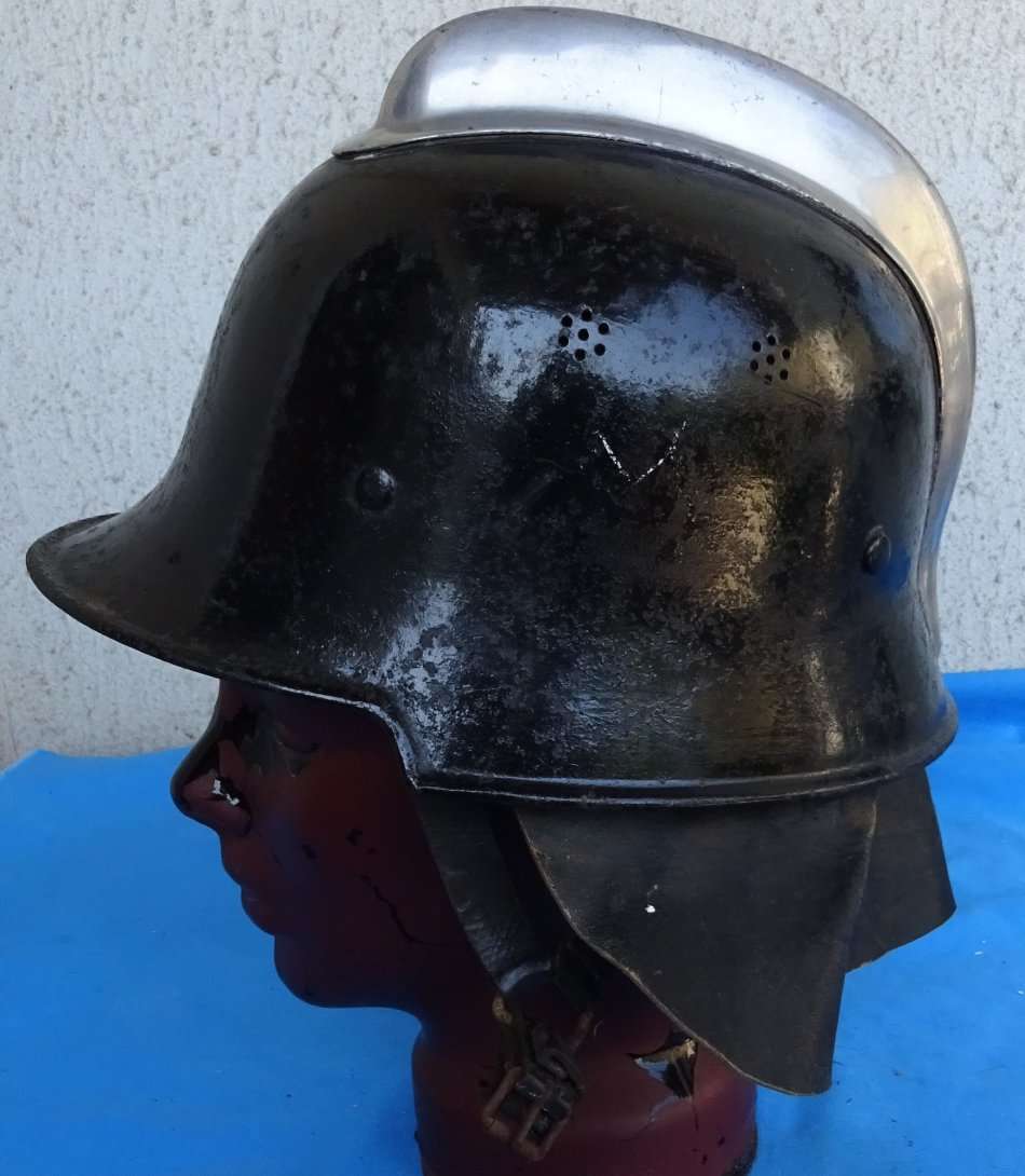 Original German WWII  fire-brigade Helmet (D12/22)