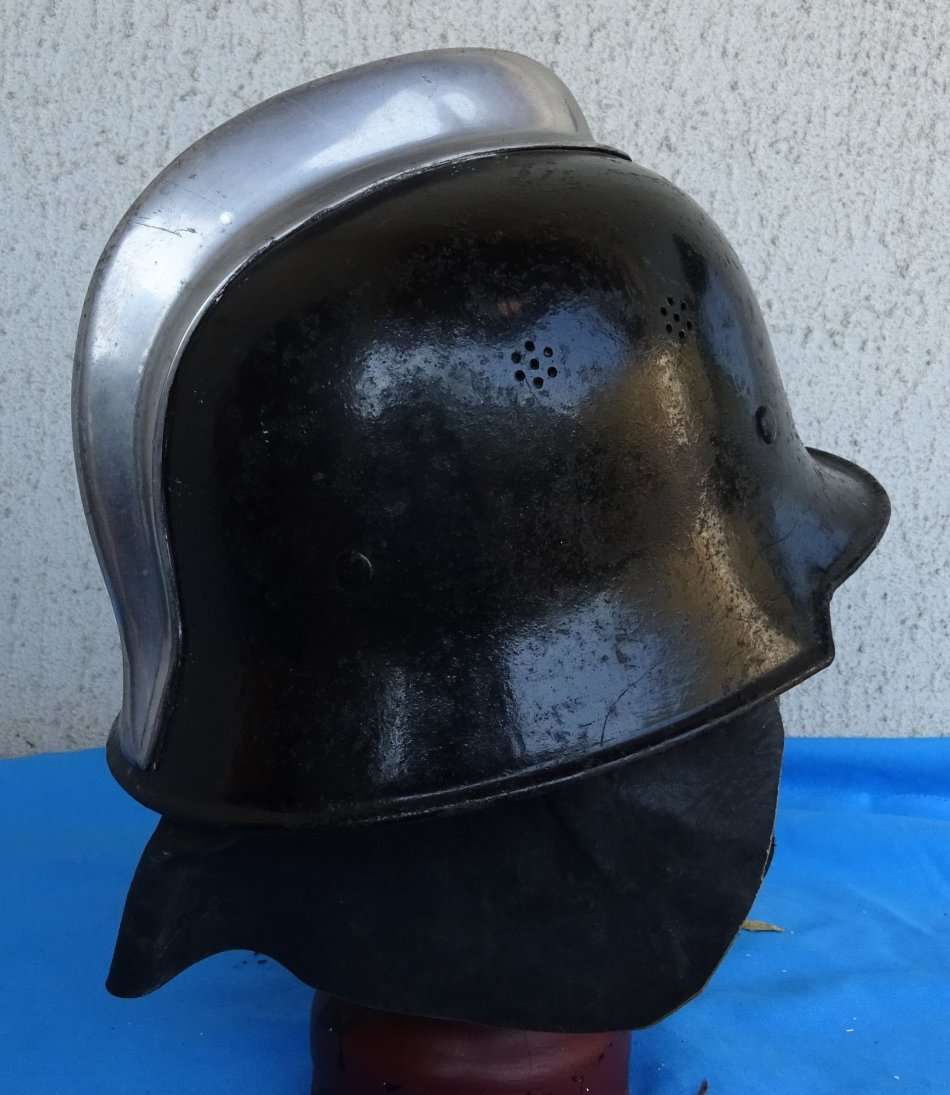 Original German WWII  fire-brigade Helmet (D12/22)