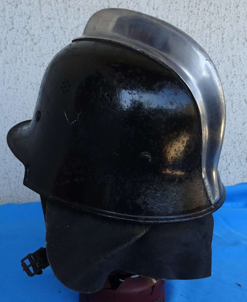 Original German WWII  fire-brigade Helmet (D12/22)
