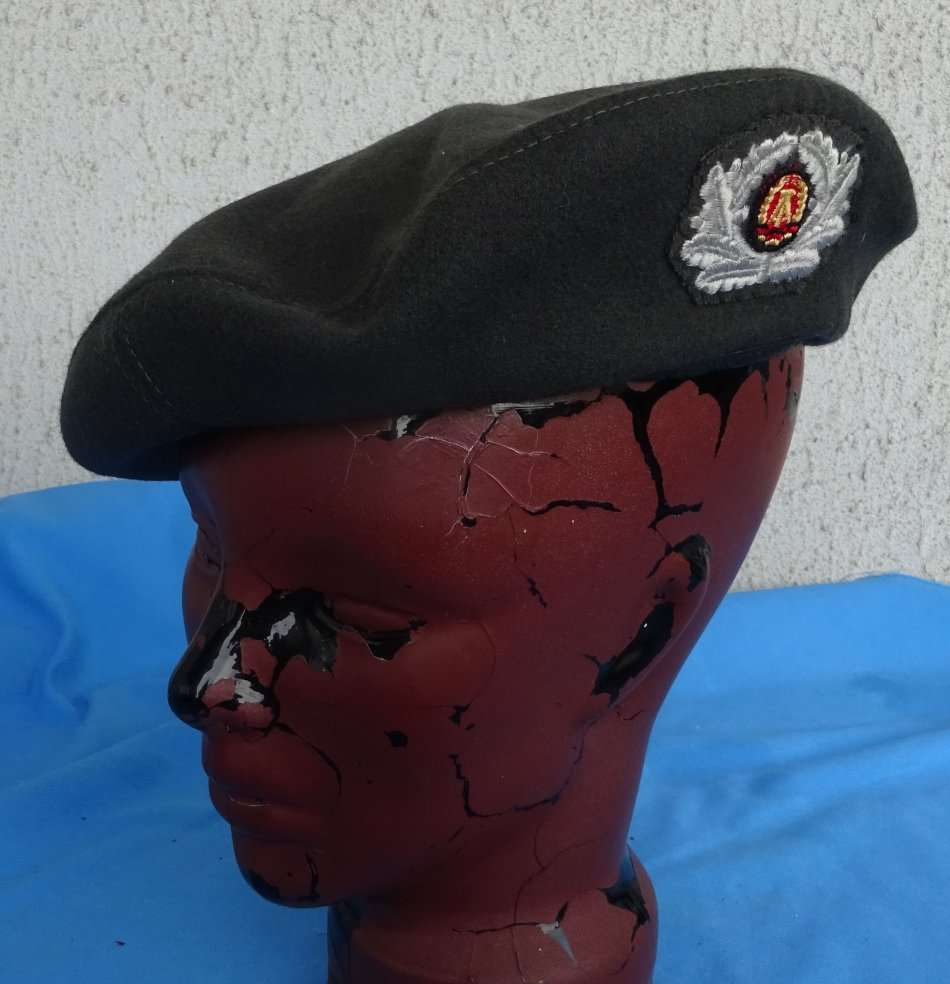 Original east German Army NVA Beret  (T/12)