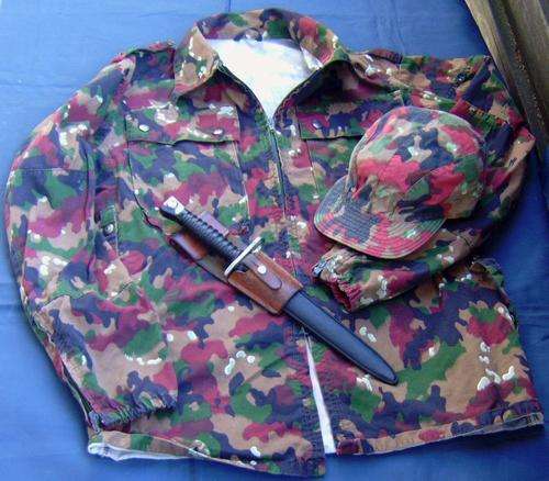 1958 SIG Bayonet Switserland made by Victorinox with Leather Frog and Camo Shirt and Cap (0A38)