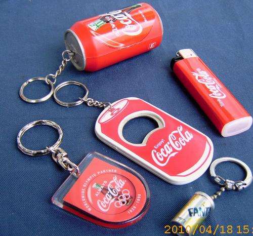4 different Coca Cola Key Rings and 1 Ligter (0B50)