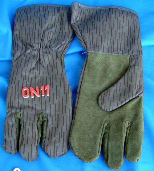 Real East German Army NVA Panzer camo Glove size M (0N11)