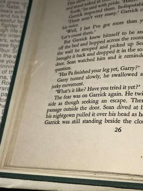 WHEN THE LION FEEDS BY WILBUR SMITH