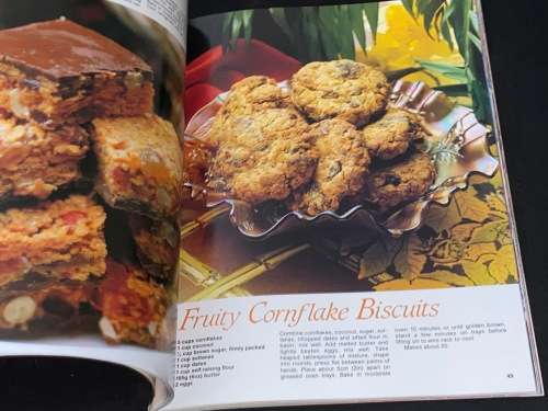 THE BIG BOOK OF BEAUTIFUL BISCUITS BY THE AUSTRALIAN WOMEN`S WEEKLY