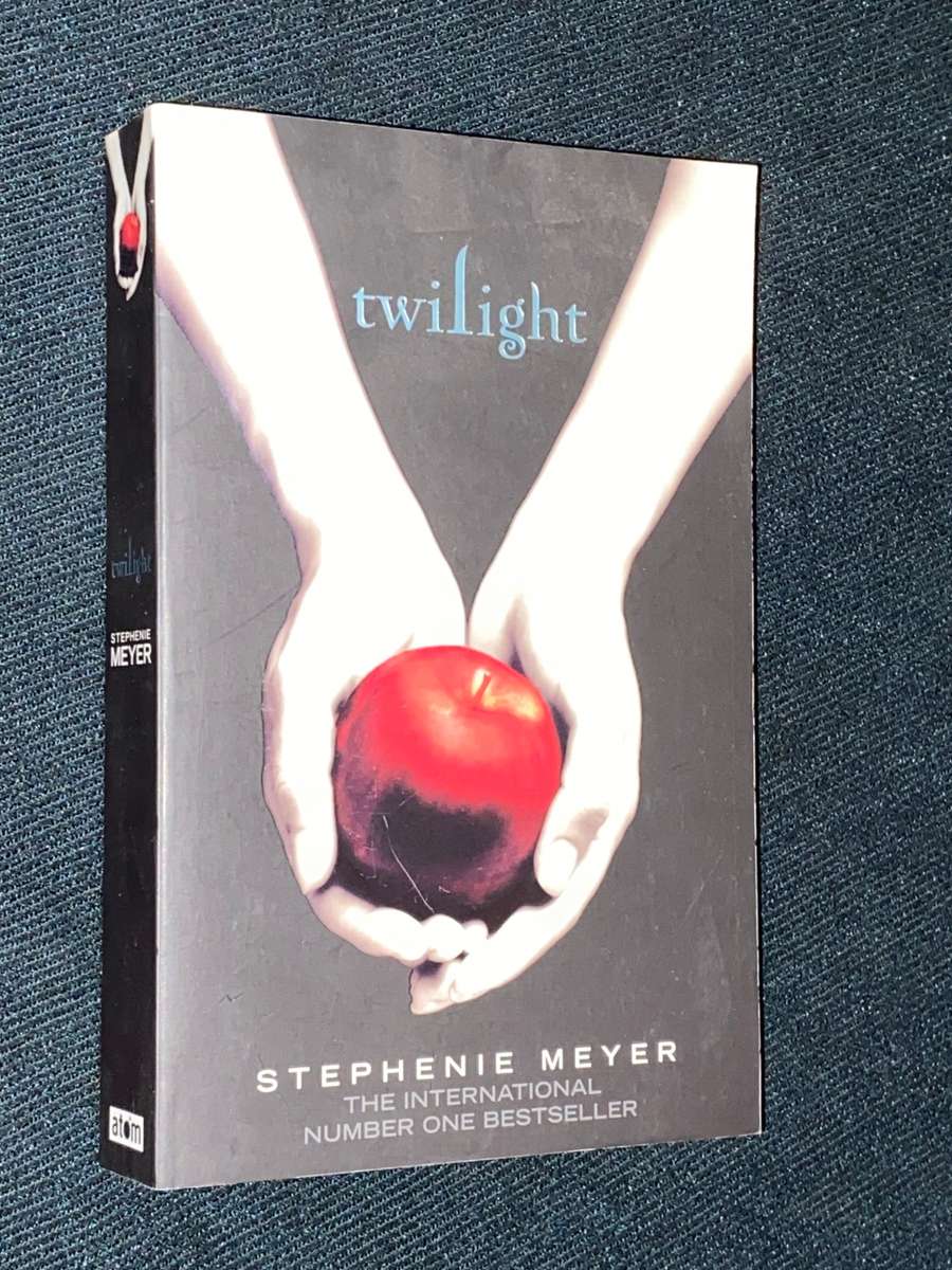 TWILIGHT BY STEPHANIE MEYER