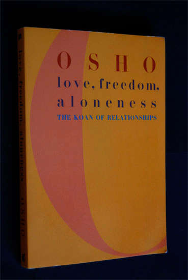 OSHO LOVE, FREEDOM, ALONENESS THE KOAN OF RELATIONSHIPS - SOFTCOVER