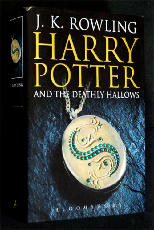 J.K. ROWLING - HARRY POTTER AND THE DEADLY HALLOWS - 1ST EDITION - LIKE NEW!