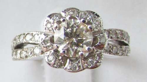 **CERTIFIED 1 PIECE ONLY [R56852]** FLOWER DESIGN [0.925ct] ROUND CUT DIAMOND RING [18kt WHITE GOLD]