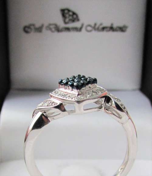 **LIMITED EDITION [R27381]** BLUE CENTRE [0.400ct] DIAMOND RING [2.802g] WHITE GOLD - BUY SAFE