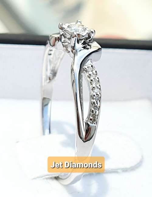 **TWIST DESIGN | R20639** DESIGNER | 0.225ct | ROUND CUT DIAMOND RING | WHITE GOLD - BUY SAFE
