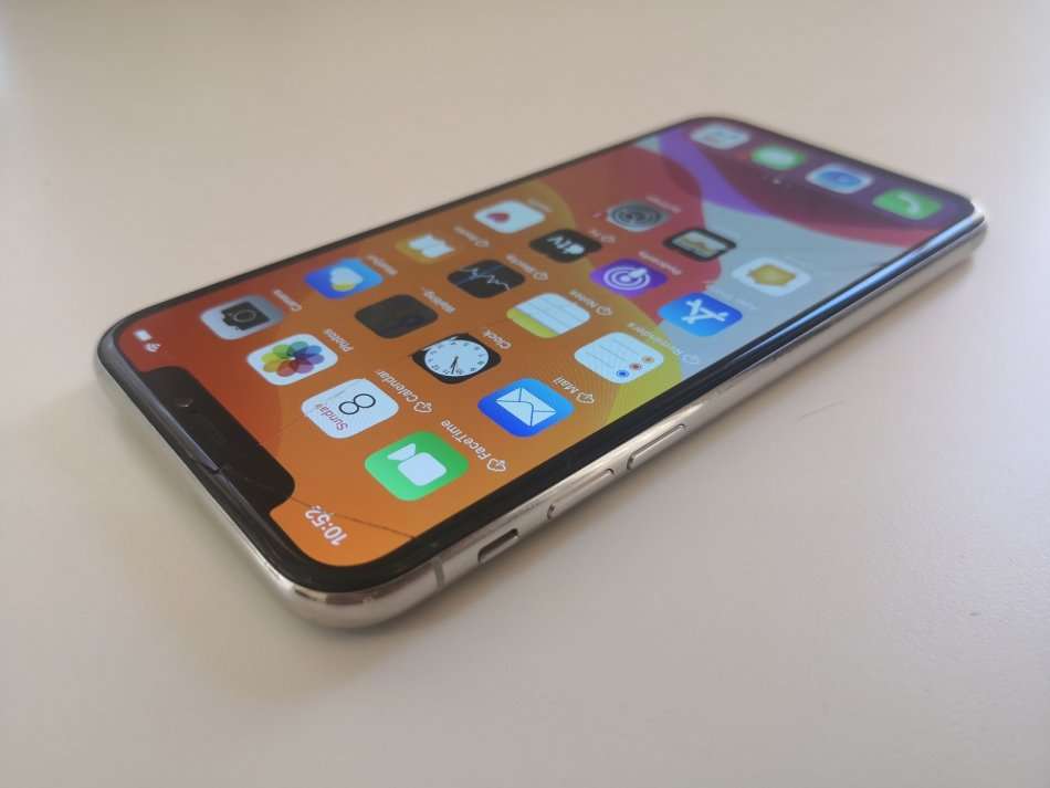 APPLE IPHONE X 256GB - SILVER- LOCAL STOCK - CRACKED SCREEN