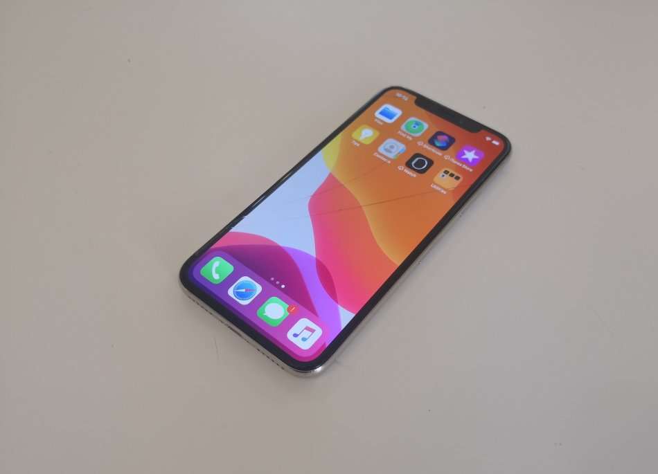 APPLE IPHONE X 256GB - SILVER- LOCAL STOCK - CRACKED SCREEN