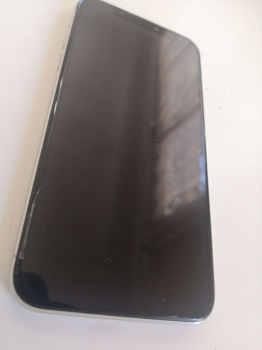 APPLE IPHONE X 256GB - SILVER- LOCAL STOCK - CRACKED SCREEN