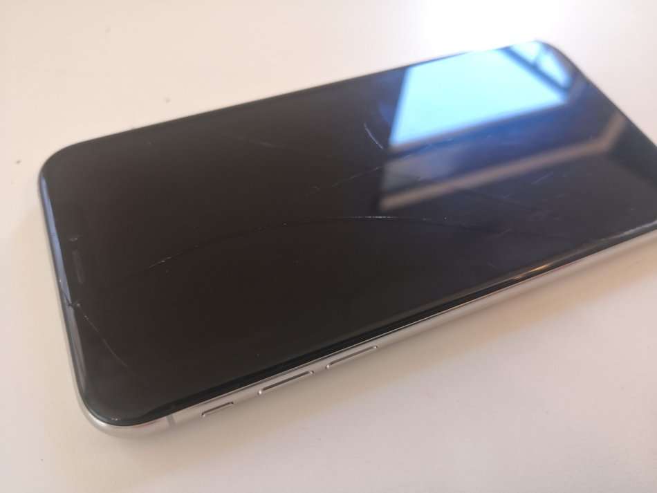 APPLE IPHONE X 256GB - SILVER- LOCAL STOCK - CRACKED SCREEN