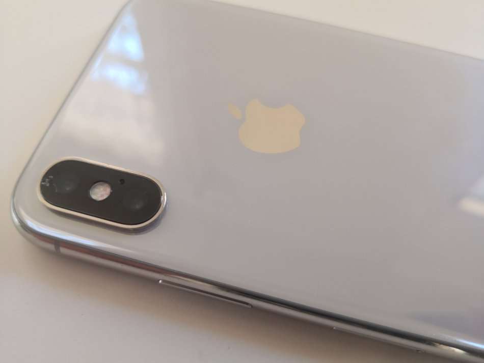 APPLE IPHONE X 256GB - SILVER- LOCAL STOCK - CRACKED SCREEN