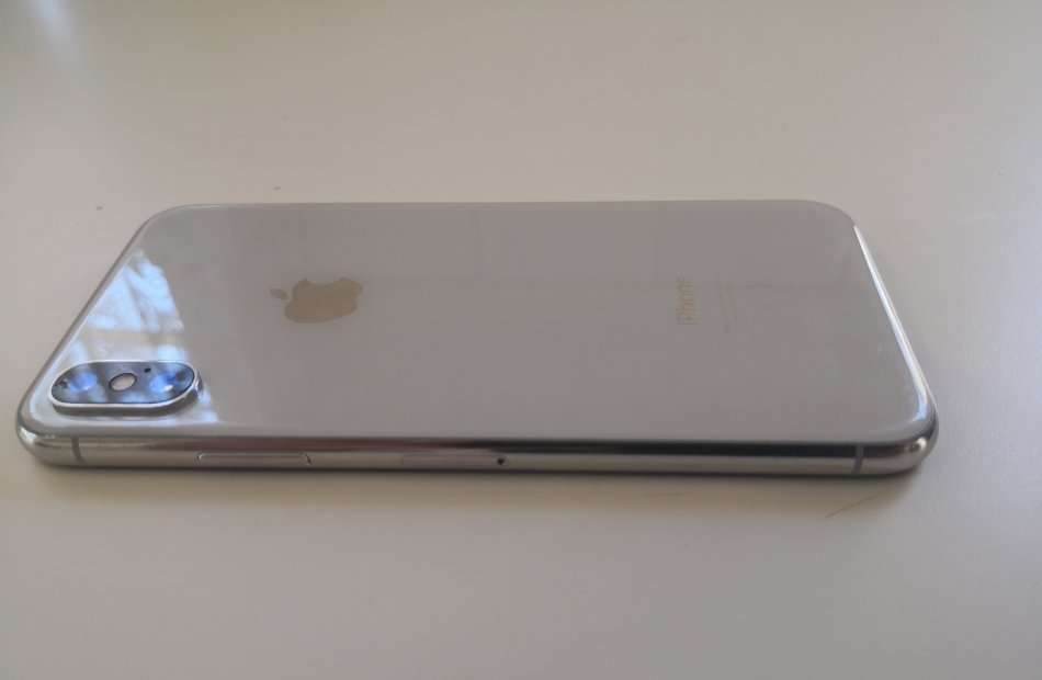 APPLE IPHONE X 256GB - SILVER- LOCAL STOCK - CRACKED SCREEN