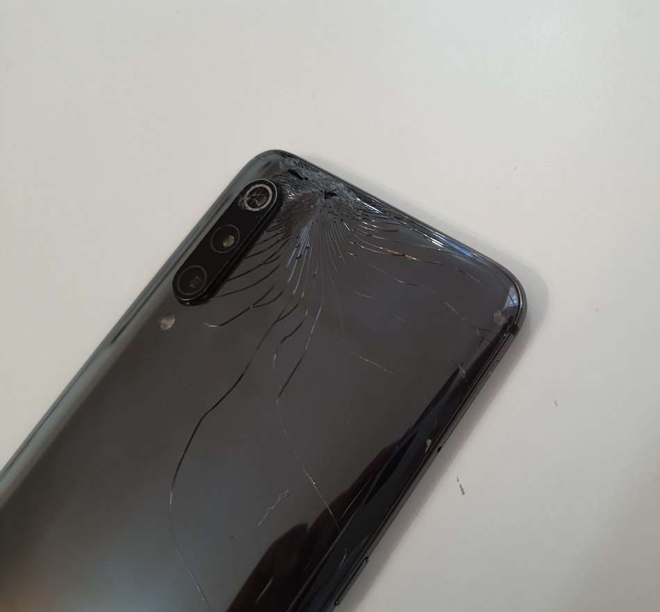 XIAOMI MI 9 - 128GB - DUAL SIM - 48MP CAMERA - BACK GLASS CRACKED