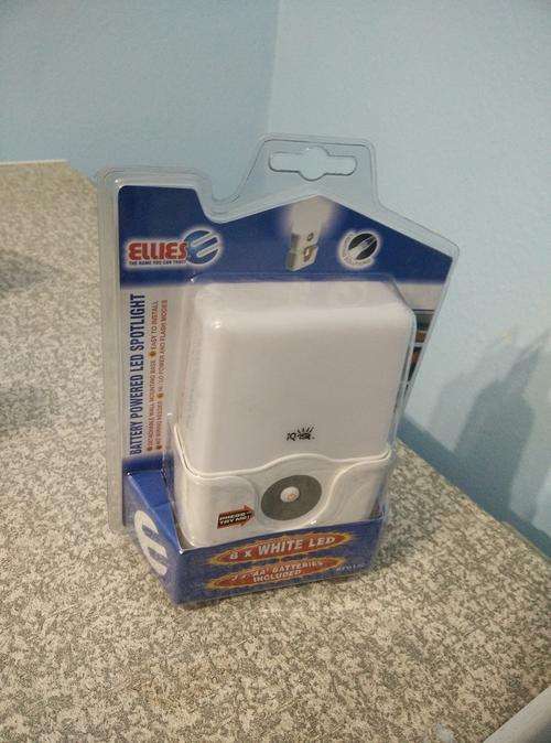 ELLIES BATTERY POWERED LED SPOTLIGHT.. 8 X WHITE LED