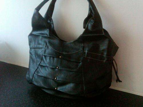 BISCAST LEATHER HANDBAGS IN BLACK. WORTH R 200