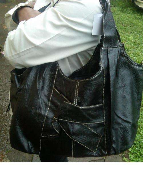 BISCAST LEATHER HANDBAGS IN BLACK. WORTH R 250