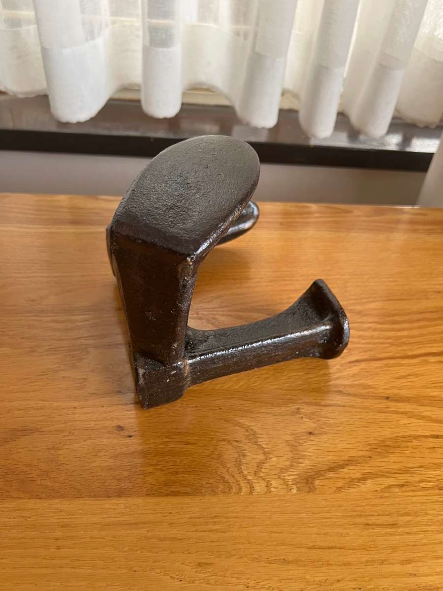 Antique rare three-footed cast iron cobbler anvil shoe maker