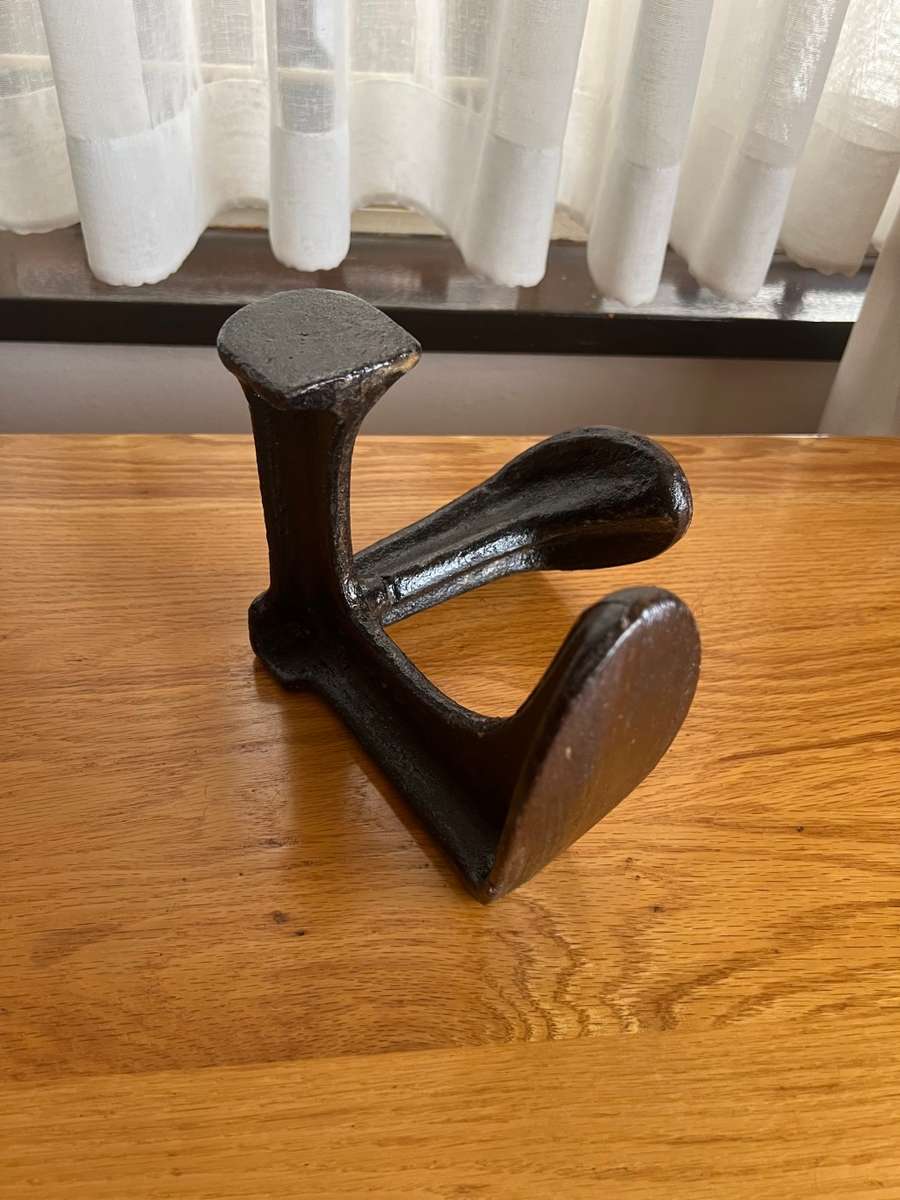 Antique rare three-footed cast iron cobbler anvil shoe maker