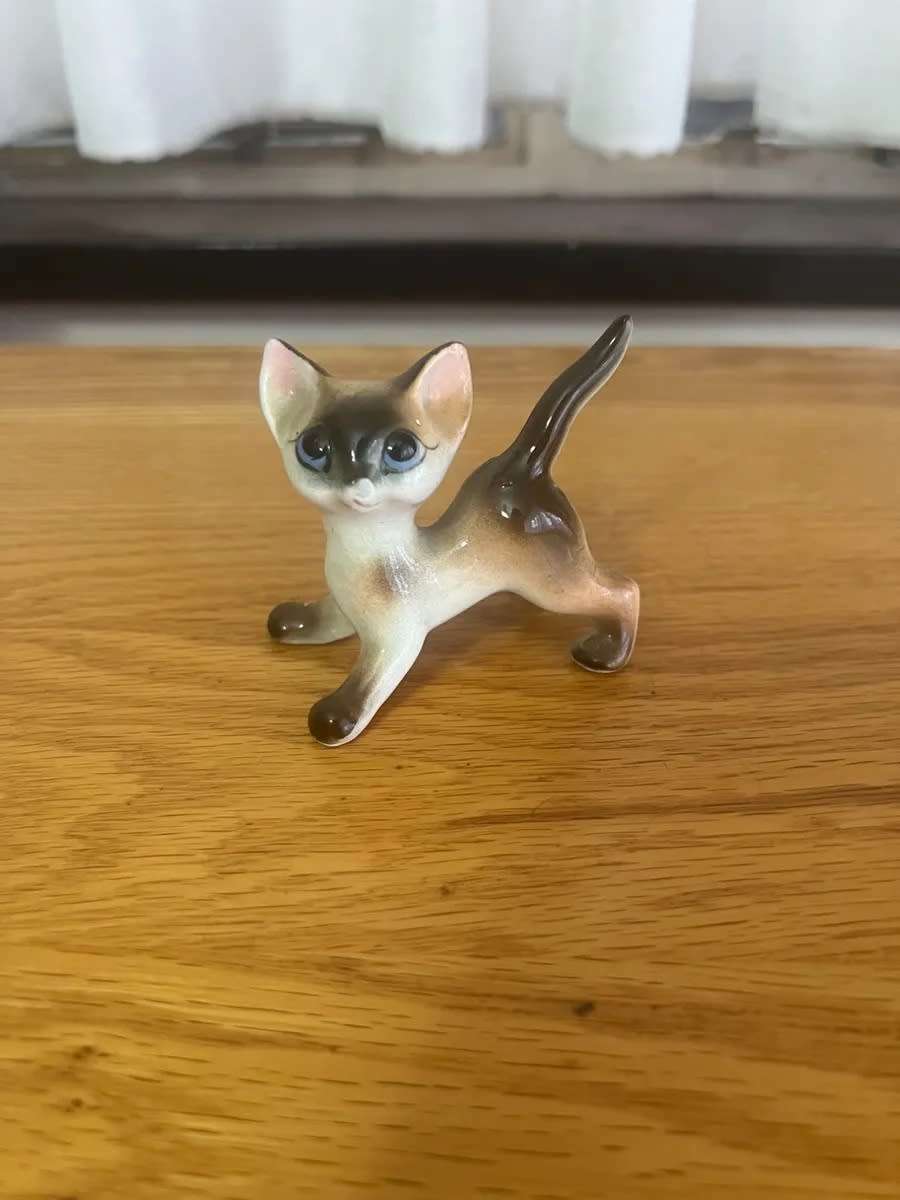 Beautiful small porcelain kitty