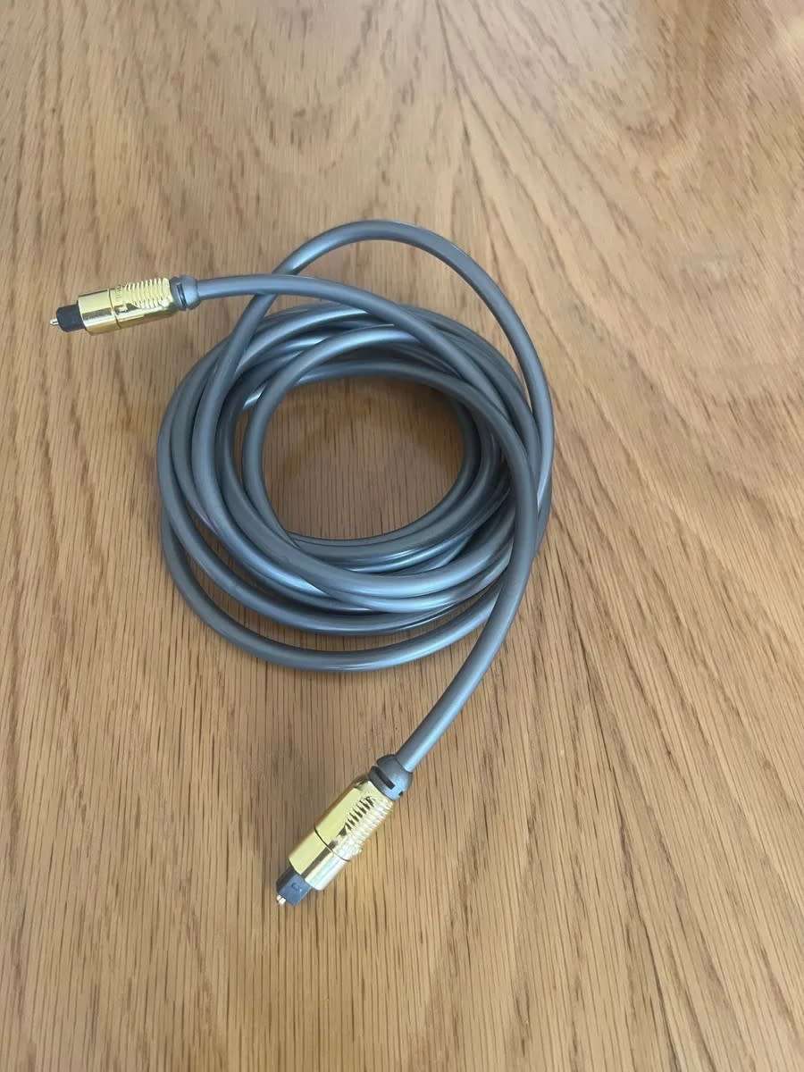 Gold-plated LINDY 2 meter fibre optic digital audio cable