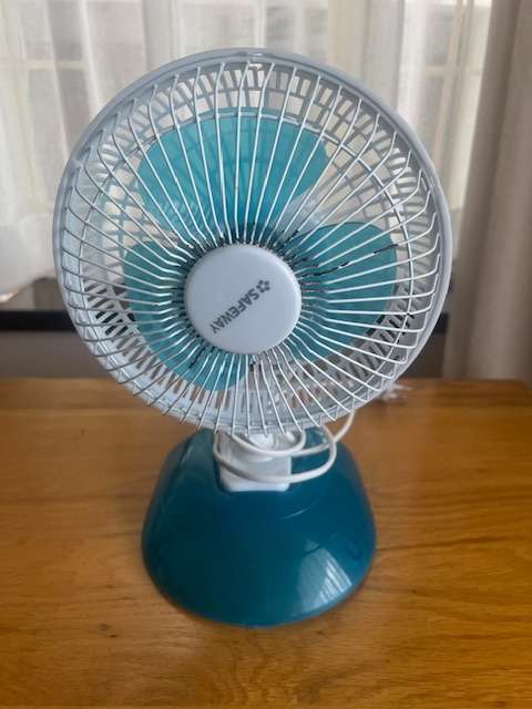 Used SAFEWAY desktop clip fin with small stand