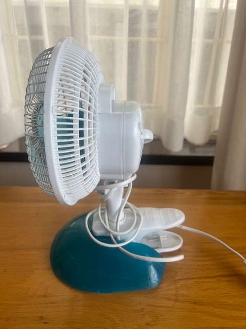 Used SAFEWAY desktop clip fin with small stand