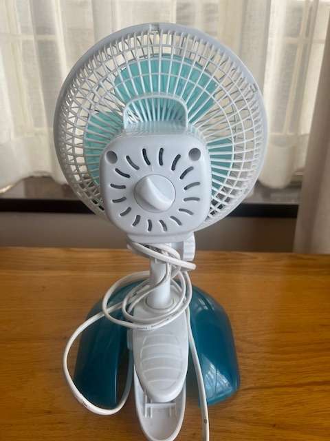 Used SAFEWAY desktop clip fin with small stand