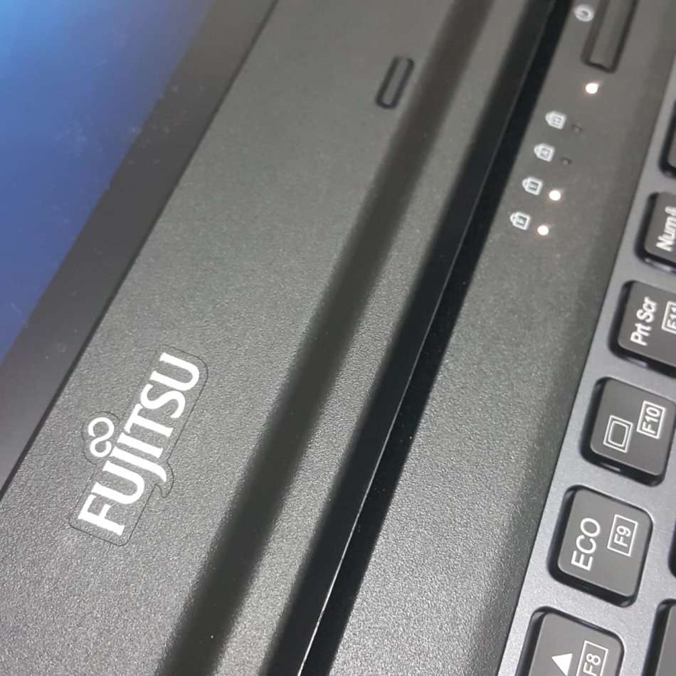 **POWER PACKED** FUJITSU 14" / 7TH GEN I5 3.1GHz / 256SSD / 8GB DDR4/INTEL HD 620 / 4G/GPS NAV / FHD