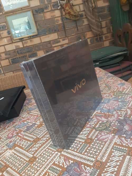 **BRAND NEW SEALED** VIVO HEADPHONES, STAND & GOLF SHIRT- GIFT PACK WORTH R700-GRAB IT @ JUST R399!