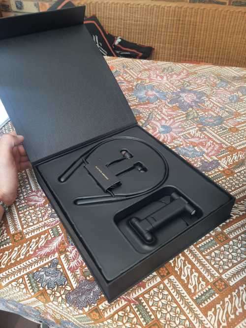 **BRAND NEW SEALED** VIVO HEADPHONES, STAND & GOLF SHIRT- GIFT PACK WORTH R700-GRAB IT @ JUST R399!